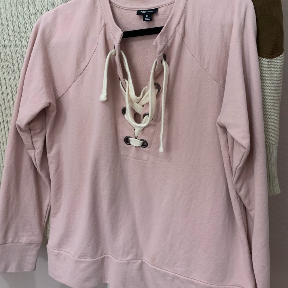 Thin sweatshirt with tie in the front